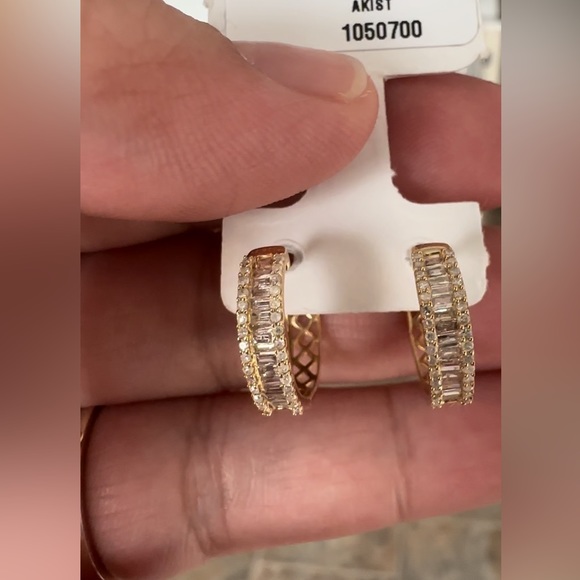 18k yellow gold with .50 twc of natural diamonds earrings. - Picture 1 of 2